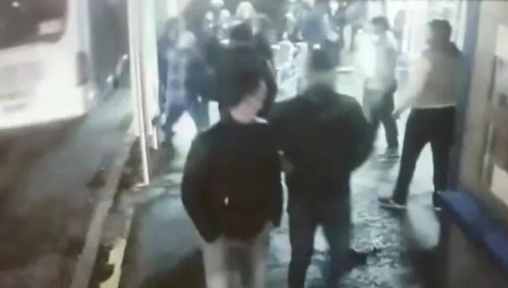 Eyüpsultan’da metrobüs durağında güvenlik görevlisine bıçaklı saldırı! Korku dolu anlar kamerada