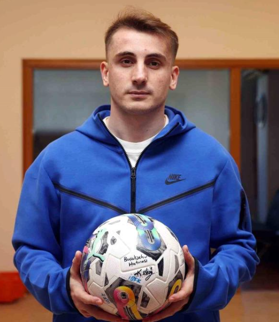 Kerem’den anlamlı hareket! Tarihi maçtaki topu bağışlayıp taraftara çağrıda bulundu