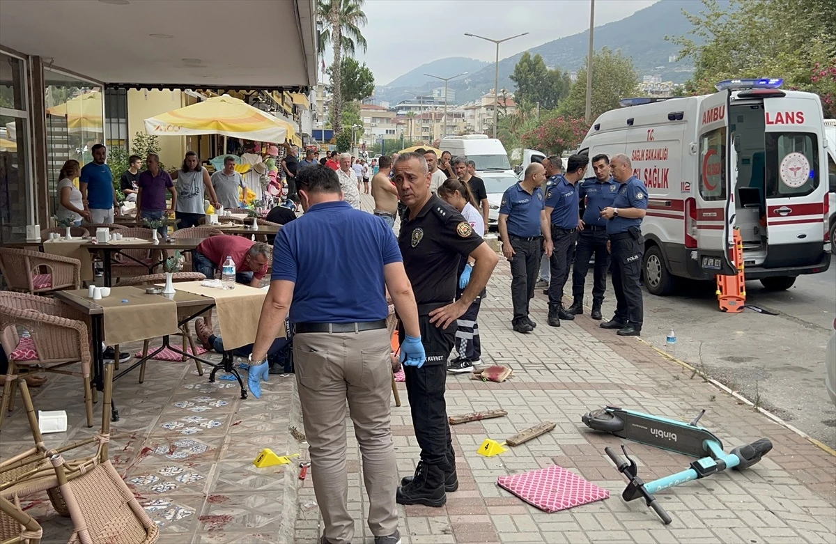Atalya’nın Alanya ilçesinde, iki aile arasında çıkan kavgada 1’i ağır 7 kişi yaralandı